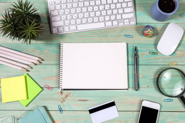 Dizüstü bilgisayar ile ofis resepsiyon masası. Online alışveriş kavramı.