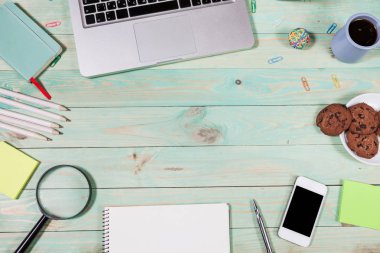 Ofis tablo Masası ile renkli malzeme koymak