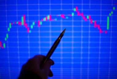 Mali grafik bilgisayar monitör ekranında. Arka plan hisse senedi c