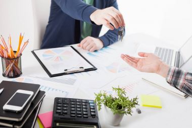 Evin anahtarı elinde.