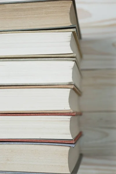 Pila de libros antiguos apilados uno encima del otro . —  Fotos de Stock