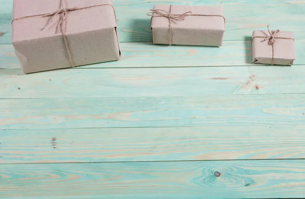 Cajas de regalo envueltas papel kraft atado con hilo y papel snowfla — Foto de Stock
