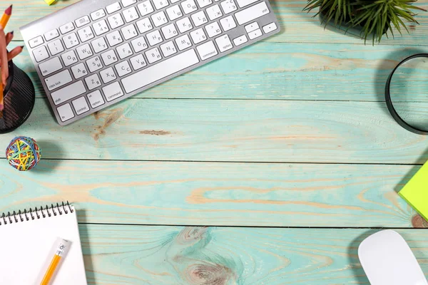 Escritorio de oficina de madera verde moderno con computadora portátil —  Fotos de Stock
