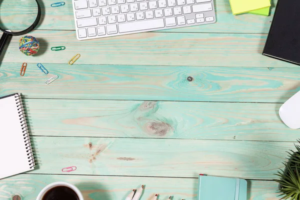 Office bord skrivbord med uppsättning färgglada leveranser — Stockfoto