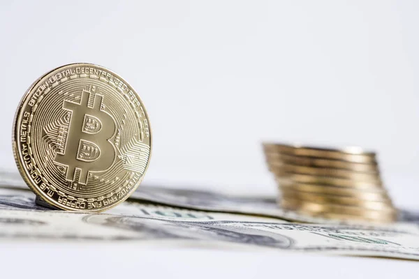 Bitcoin d'oro su di noi dollari da vicino. — Foto Stock