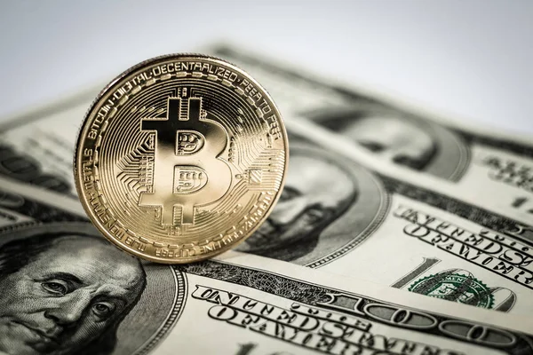 Bitcoin d'oro su di noi dollari da vicino. — Foto Stock