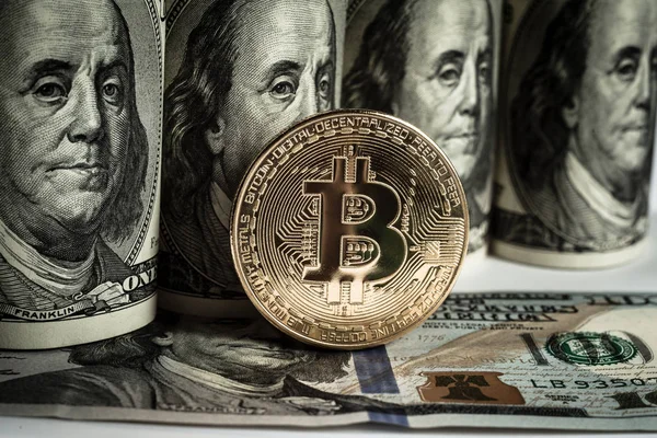 Bitcoin d'oro su di noi dollari da vicino. — Foto Stock