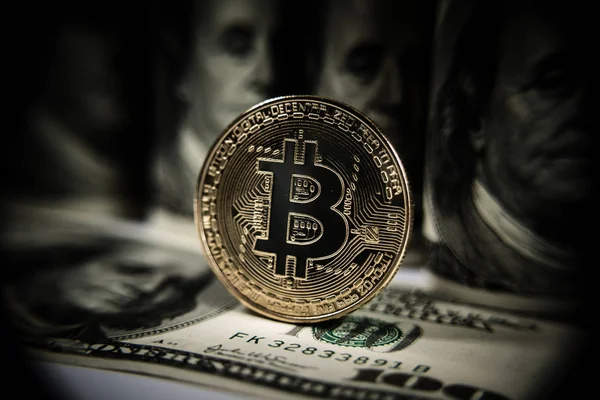 Bitcoin d'oro su di noi dollari da vicino. — Foto Stock