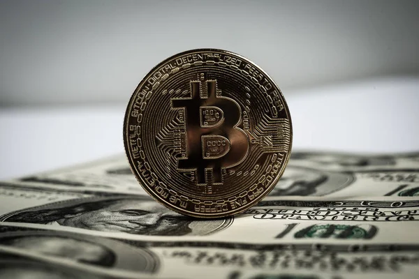 Bitcoin d'oro su di noi dollari da vicino. — Foto Stock