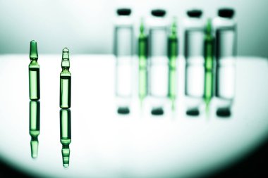 Tıbbi laborat şeffaf bir ilaç ile ampul grubu