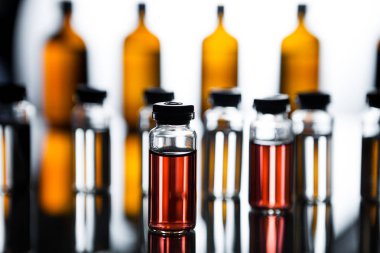 Tıbbi laborat şeffaf bir ilaç ile ampul grubu