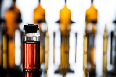 Tıbbi laborat şeffaf bir ilaç ile ampul grubu