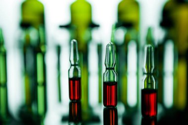 Tıbbi laborat şeffaf bir ilaç ile ampul grubu