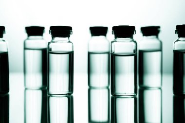 Tıbbi laborat şeffaf bir ilaç ile ampul grubu