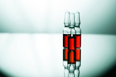 Tıbbi laborat şeffaf bir ilaç ile ampul grubu