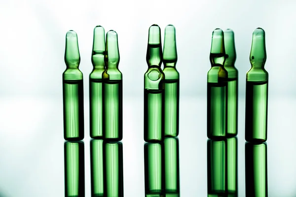 Grupo de ampollas con medicina transparente en laboratorio médico — Foto de Stock