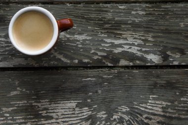 Ahşap masa üzerinde sıcak kahve
