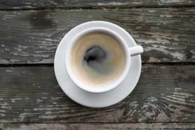 Ahşap masa üzerinde sıcak kahve