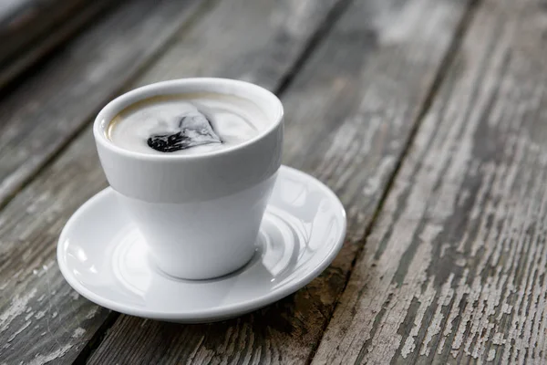 Taza de café caliente en la mesa de madera —  Fotos de Stock