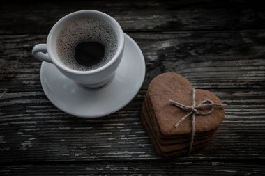 Beyaz fincan kahve ile bisküvi.