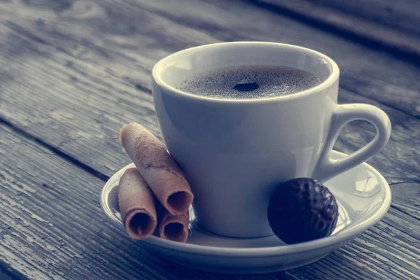 Beyaz fincan kahve ile bisküvi. — Stok fotoğraf