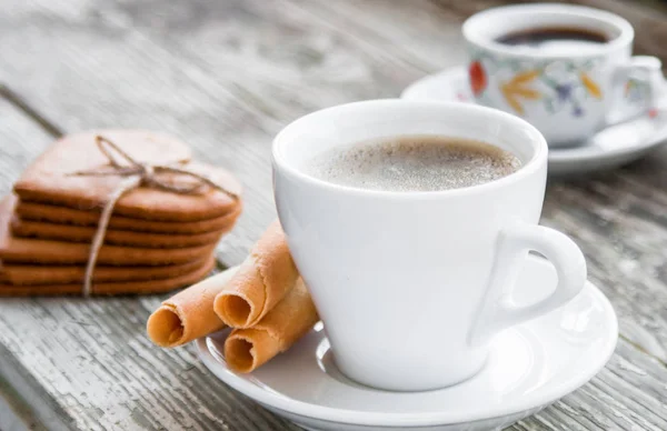 Taza blanca de café con galletas . —  Fotos de Stock