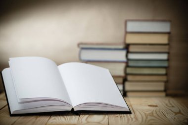 Ders kitapları ve ahşap bir masa üzerine kitaplar 