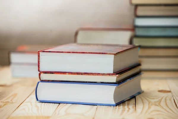 Libros de texto y libros sobre una mesa de madera —  Fotos de Stock