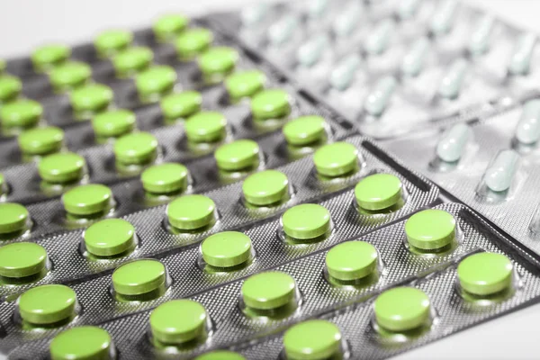 Arzneimittel und Pillen in Packungen — Stockfoto