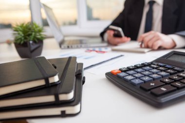 İş adamı iş süreci. Pazarlama stratejisi beyin fırtınası.