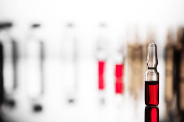 Tıbbi laborat şeffaf bir ilaç ile ampul grubu