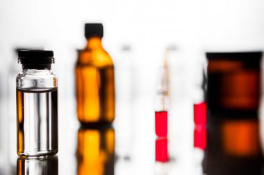 Tıbbi laborat şeffaf bir ilaç ile ampul grubu