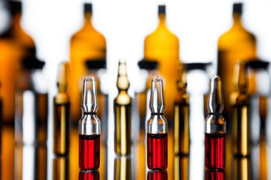 Tıbbi laborat şeffaf bir ilaç ile ampul grubu