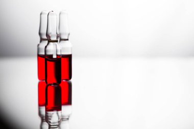 Tıbbi laborat şeffaf bir ilaç ile ampul grubu