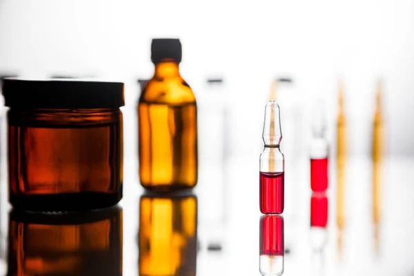 Grupo de ampollas con medicina transparente en laboratorio médico —  Fotos de Stock