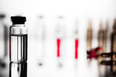 Tıbbi laborat şeffaf bir ilaç ile ampul grubu