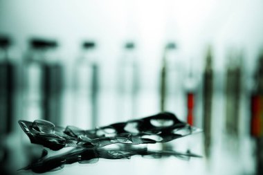 Tıbbi laborat şeffaf bir ilaç ile ampul grubu