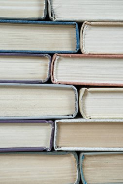 eski kitaplar pastel renkler yığını