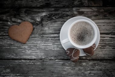 Beyaz fincan kahve ile bisküvi.