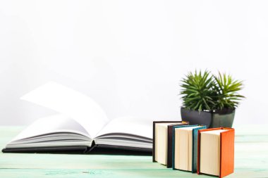 yığın kitap ahşap zemin üzerinde