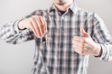 Evin anahtarı elinde.