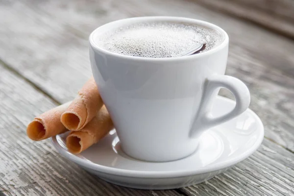 Weiße Tasse Kaffee mit Keksen. — Stockfoto