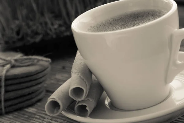 Taza blanca de café con galletas . —  Fotos de Stock