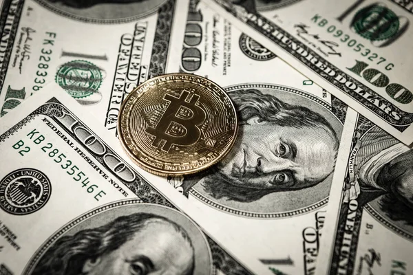 Bitcoin d'oro su di noi dollari da vicino. — Foto Stock