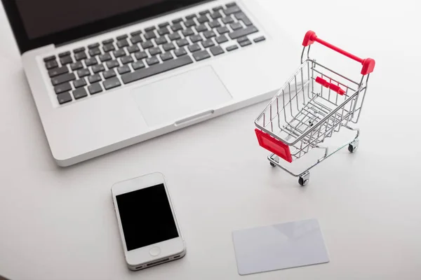 Online shopping. Shopping cart, keyboard, bank card — Stock Photo, Image