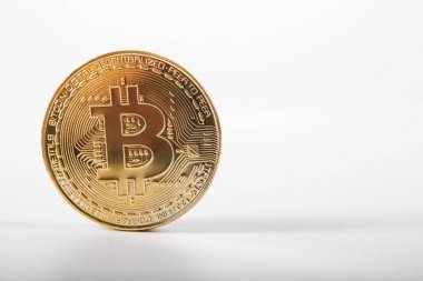 İzole üzerinde beyaz masada altın bitcoin.
