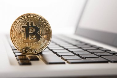 Altın Bitcoin - yeni sanal para üstünde defter.