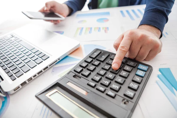 Börsendiagramm und Fingerzeig auf Tablet im Büro — Stockfoto