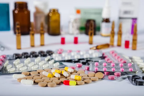 Medicamentos farmacéuticos y píldoras medicinales en paquetes — Foto de Stock