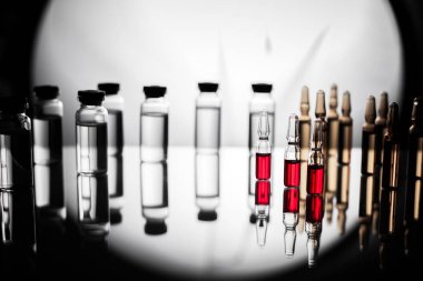 Tıbbi laboratuvar şeffaf bir ilaç ile ampul grubu